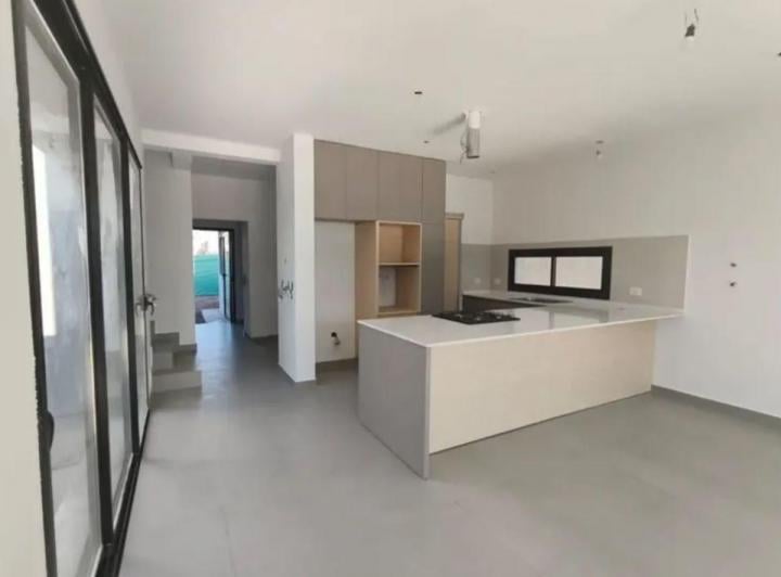 Casa · 145m² · 5 Ambientes · 2 Cocheras
