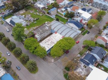 Bodega-Galpón · 800m² · 1 Ambiente · Imporante Galpon/natatorio en Esquina Sobre 3 Lotes