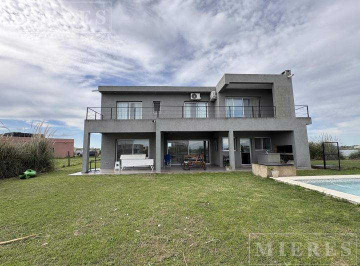 Casa · 230m² · 5 Ambientes