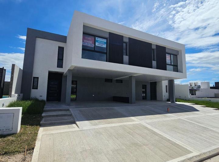 Casa · 153m² · 4 Ambientes · 2 Cocheras