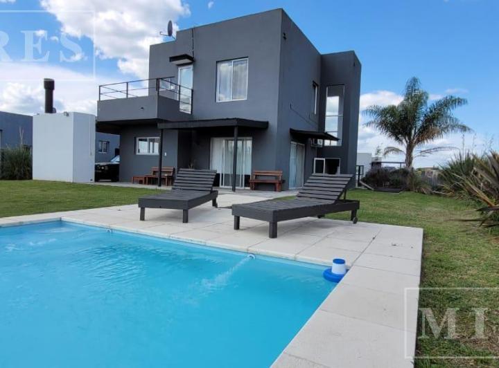 Casa · 145m² · 4 Ambientes · 2 Cocheras