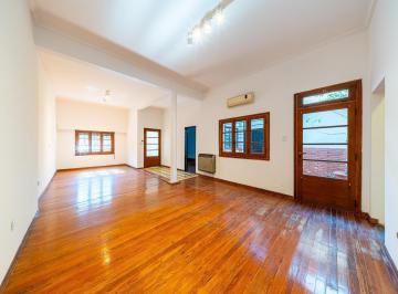 Casa · 168m² · 5 Ambientes · 1 Cochera · Casa Al Frente con Cochera y Terraza en El Centro de Rosario!