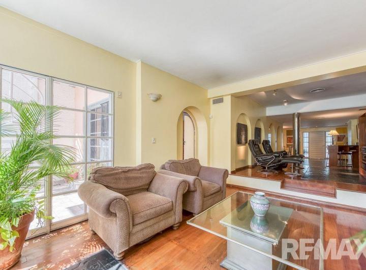 Casa · 350m² · 6 Ambientes · 2 Cocheras