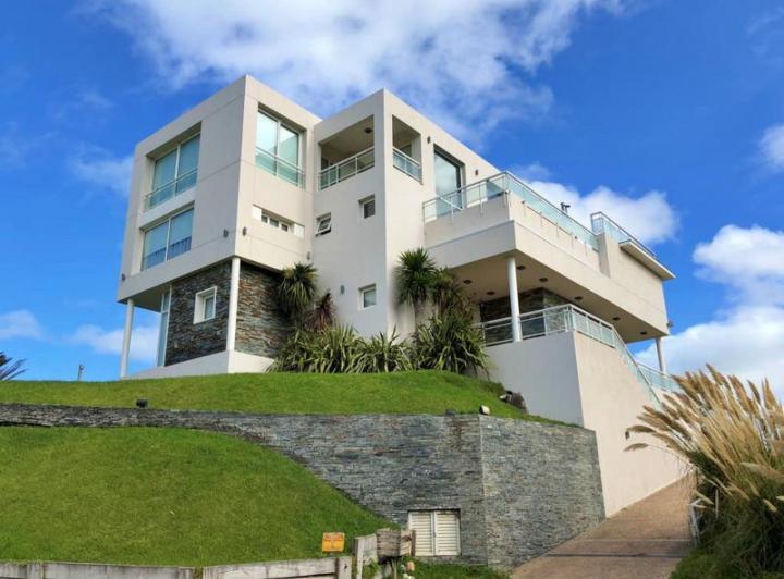 Casa · 600m² · 8 Ambientes · 1 Cochera