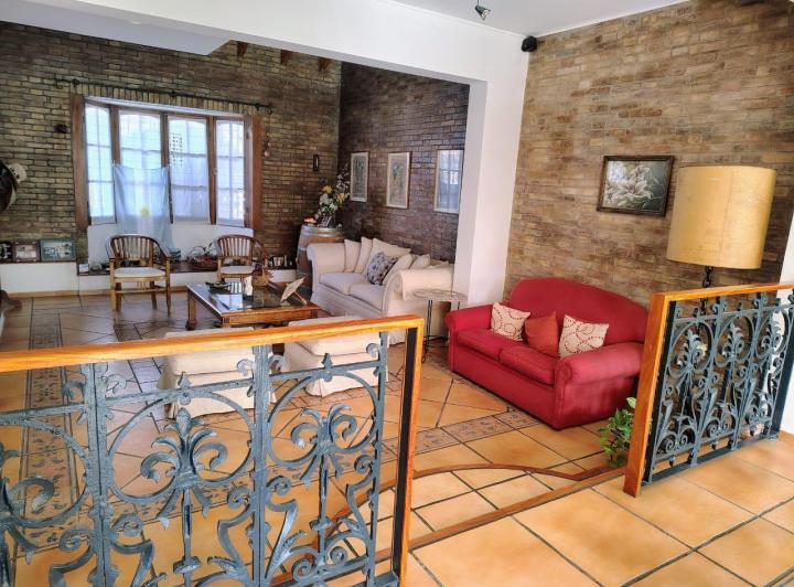Casa · 252m² · 6 Ambientes · 2 Cocheras
