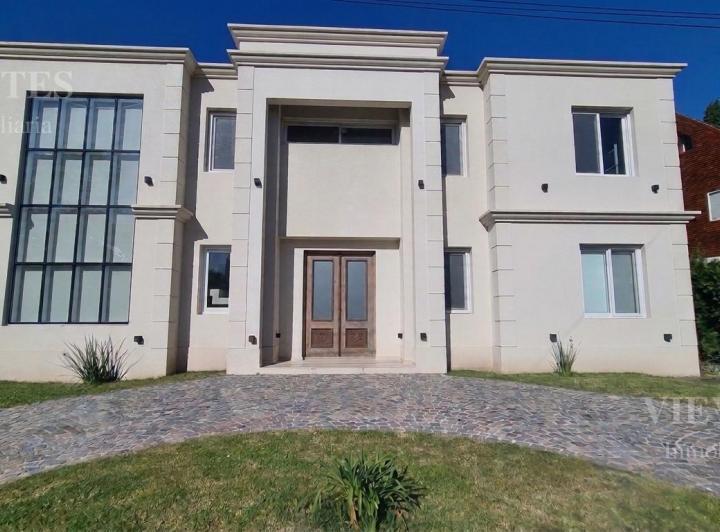 Casa · 308m² · 4 Ambientes · 2 Cocheras