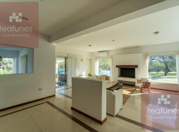 Casa · 360m² · 9 Ambientes · 2 Cocheras · Casa 4 Dorm - Apto Credito - B° Cerrado Altos del Golf