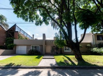 Casa · 330m² · 5 Ambientes · 2 Cocheras · Casa en Una Planta en Barrio Jardín Espinosa. con Galería, Pileta y Dependencia de Servicio.