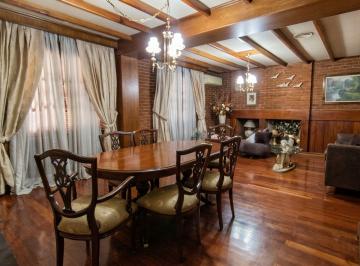 Casa · 257m² · 7 Ambientes · 2 Cocheras · Casa 4 Dorm. con Gran Parque y Pileta - Rivadavia