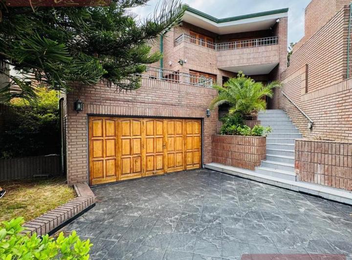 Casa · 198m² · 7 Ambientes · 2 Cocheras