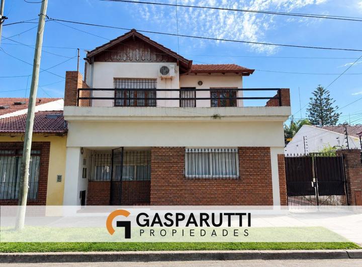 Casa · 180m² · 5 Ambientes · 3 Cocheras