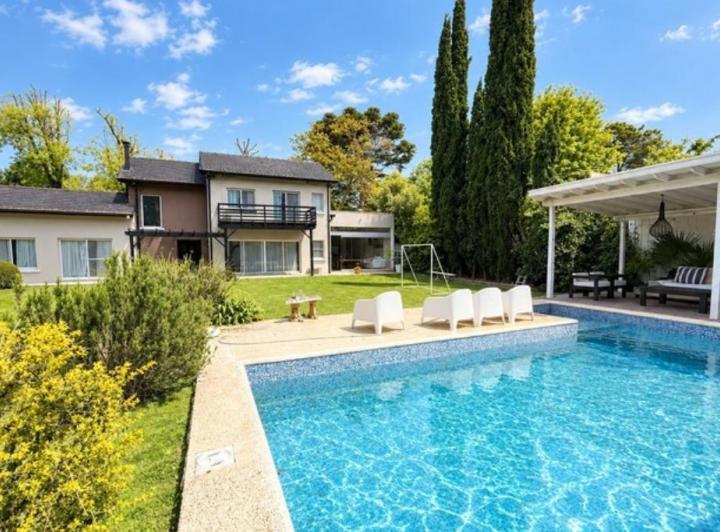 Casa · 1155m² · 5 Ambientes · 1 Cochera