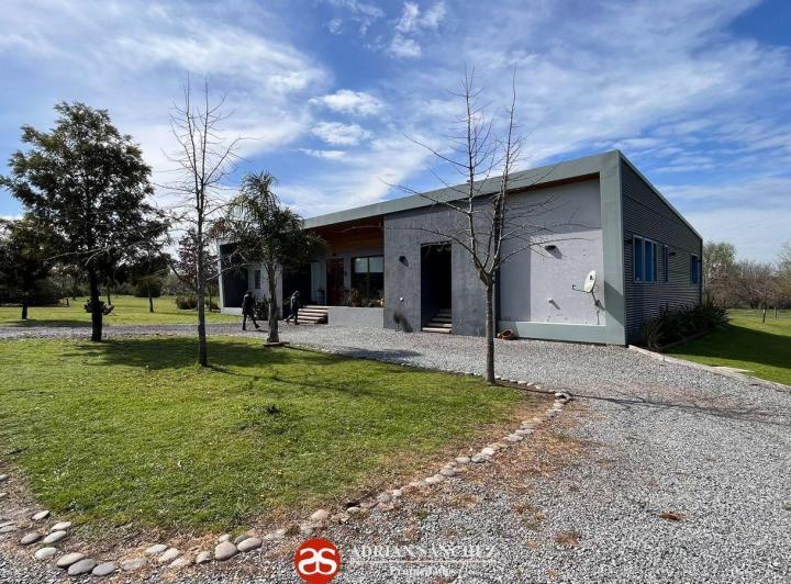 Casa · 300m² · 4 Ambientes · 2 Cocheras