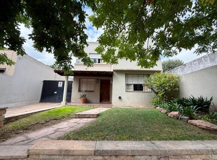 Casa · 190m² · 6 Ambientes · 2 Cocheras