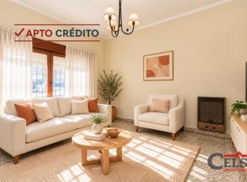 Casa de 3 ambientes, Luján · Casa 2 Dorm. con Parque y Frutales en Jáuregui