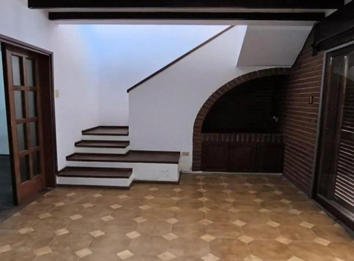 Casa · 250m² · 5 Ambientes · 2 Cocheras