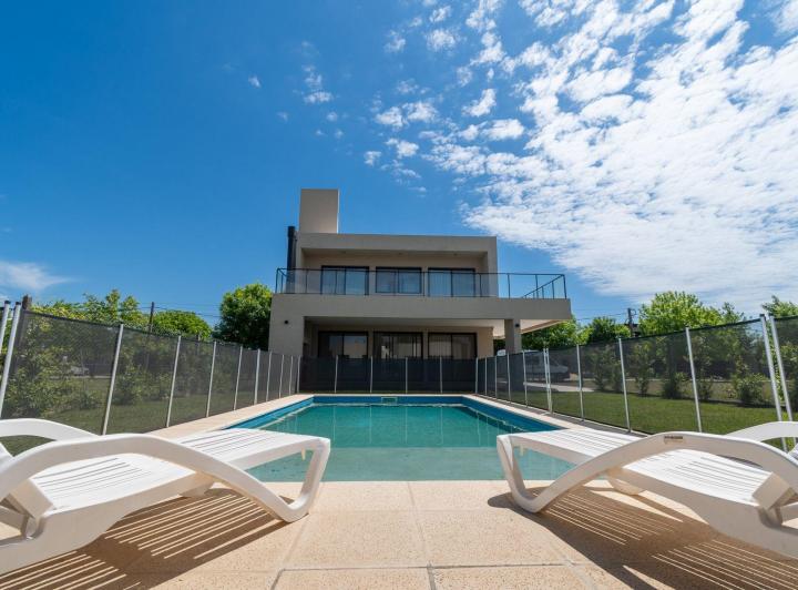 Casa · 218m² · 5 Ambientes · 6 Cocheras
