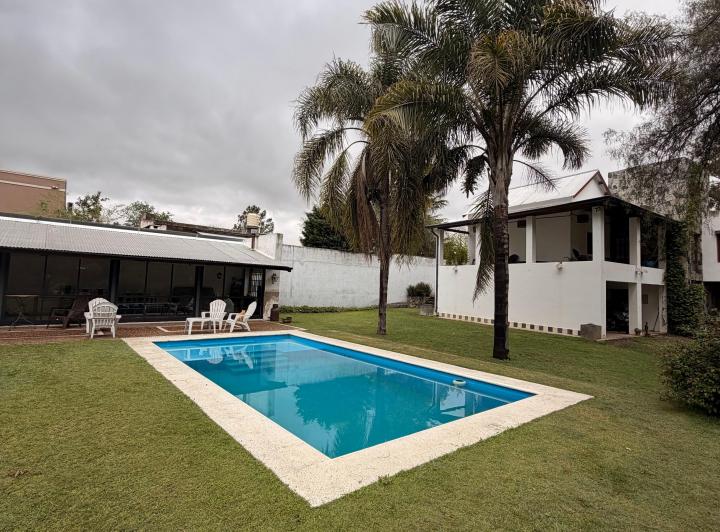 Casa · 407m² · 9 Ambientes · 2 Cocheras