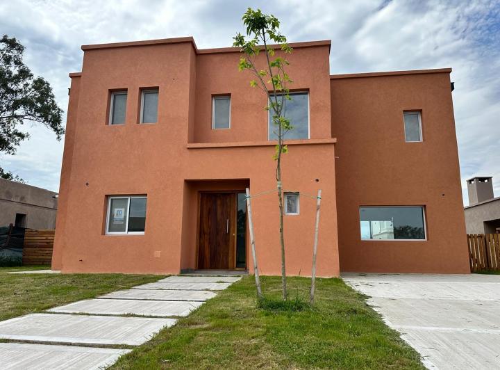 Casa · 194m² · 4 Ambientes · 3 Cocheras