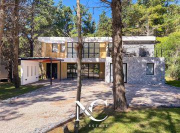 Casa · 213m² · 5 Ambientes · Casa en Venta en Costa Esmeralda Fondo Arbolado 4 Suites