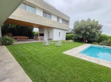 Casa de 9 ambientes, Córdoba · Vendo Casa Exclusiva en Valle Escondido Barrio Los Cerezos de 4 Dorm. - Oportunidad!
