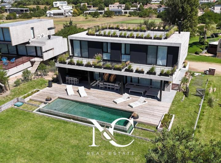 Casa · 382m² · 6 Ambientes · 2 Cocheras