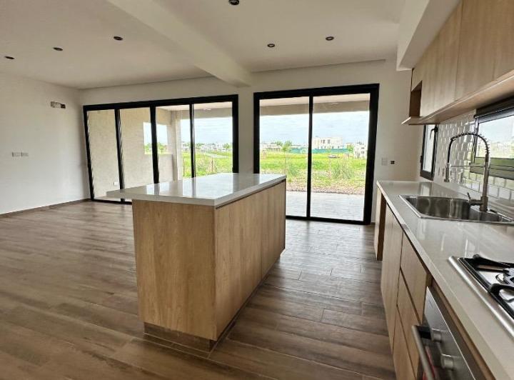 Casa · 160m² · 4 Ambientes · 3 Cocheras