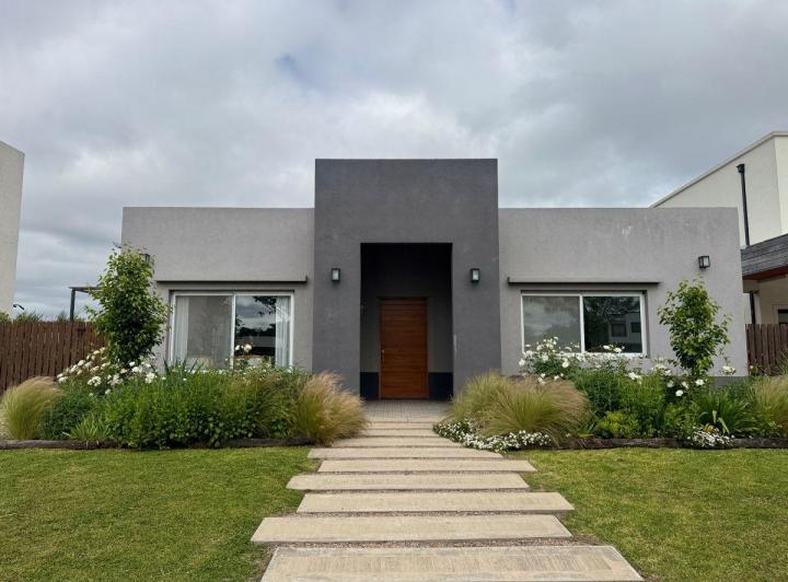 Casa · 135m² · 4 Ambientes · 3 Cocheras