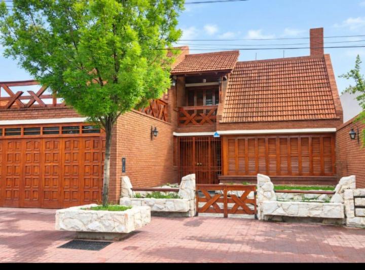 Casa · 405m² · 5 Ambientes · 3 Cocheras