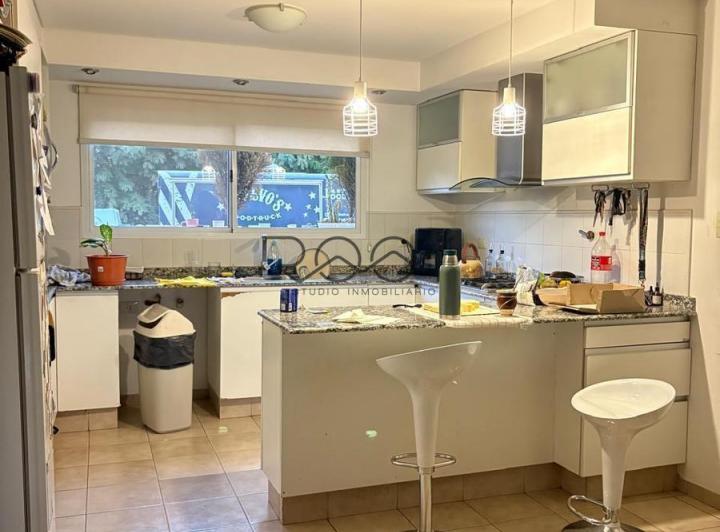 Casa · 240m² · 10 Ambientes · 2 Cocheras