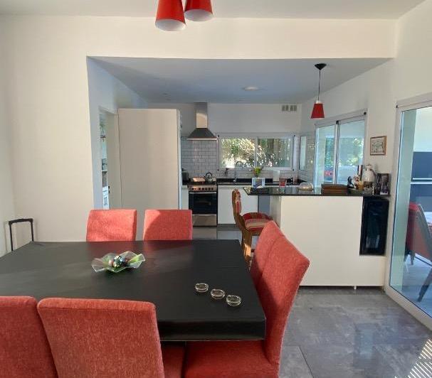 Casa · 150m² · 5 Ambientes · 4 Cocheras