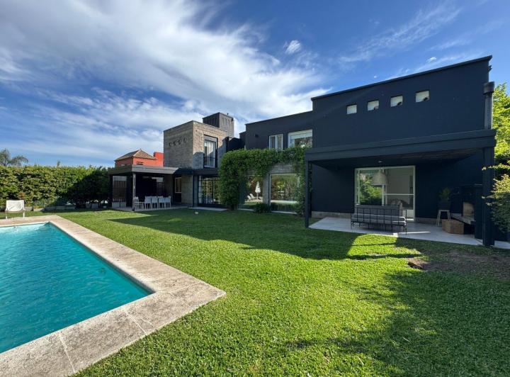 Casa · 246m² · 8 Ambientes · 3 Cocheras