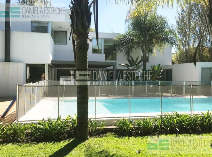 Casa · 430m² · 7 Ambientes · 2 Cocheras