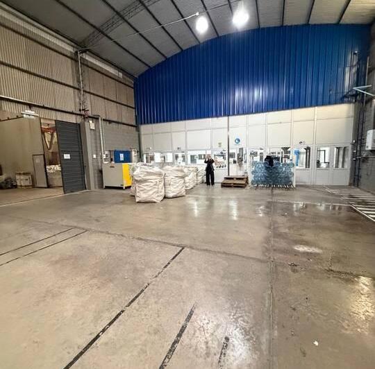 Bodega-Galpón · 1050m² · 3 Ambientes · 4 Cocheras