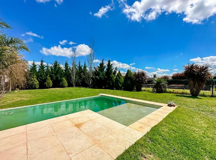 Casa · 237m² · 8 Ambientes · 3 Cocheras
