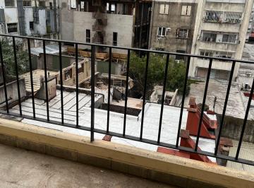Departamento de 4 ambientes, Balvanera · Departamento de 4 Ambientes en Muy Buen Edificio con Balcón y Mucha Luz