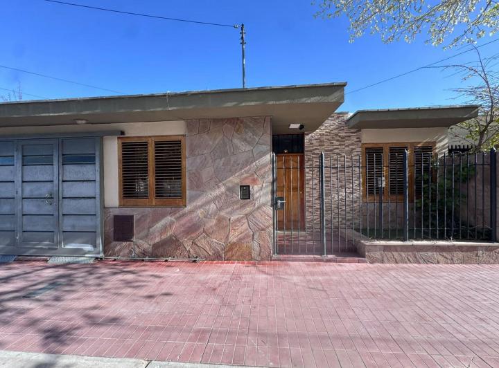 Casa · 128m² · 4 Ambientes · 2 Cocheras