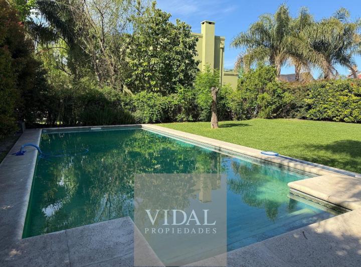 Casa · 185m² · 6 Ambientes · 2 Cocheras