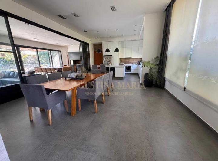 Casa · 360m² · 4 Ambientes · 2 Cocheras