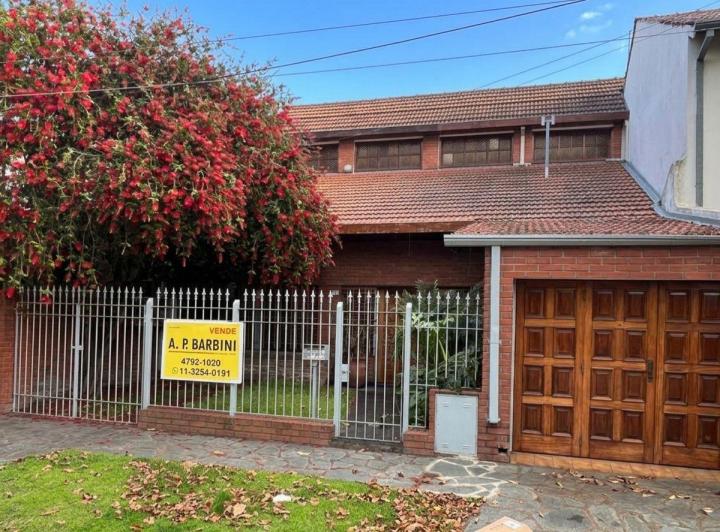 Casa · 270m² · 5 Ambientes · 2 Cocheras