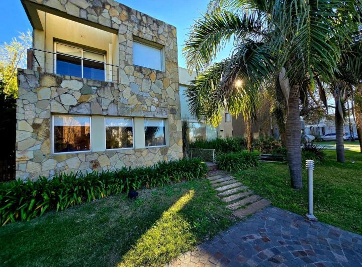 Casa · 360m² · 6 Ambientes · 4 Cocheras