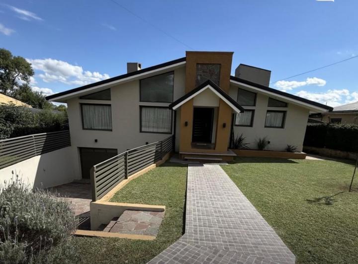Casa · 340m² · 7 Ambientes · 2 Cocheras