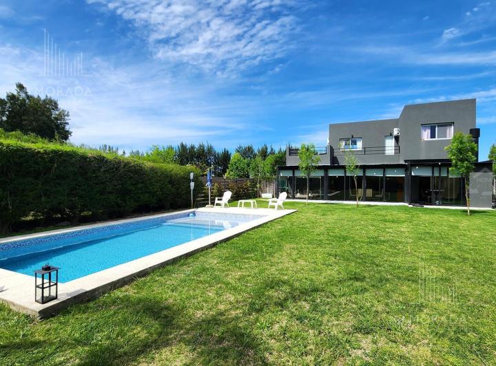 Casa · 231m² · 6 Ambientes · 4 Cocheras