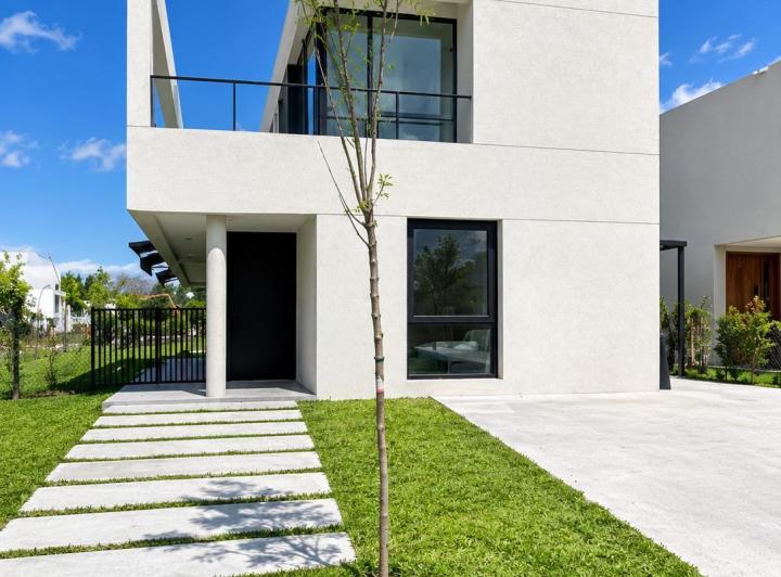 Casa · 223m² · 6 Ambientes · 2 Cocheras