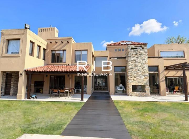 Casa · 340m² · 5 Ambientes · 2 Cocheras