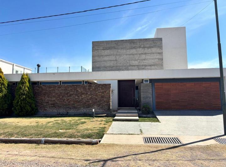 Casa · 360m² · 7 Ambientes · 2 Cocheras