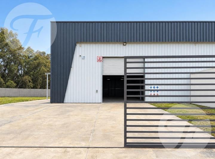 Bodega-Galpón · 430m² · 1 Ambiente · 4 Cocheras