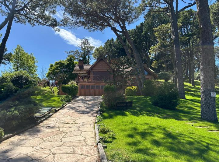 Casa · 250m² · 5 Ambientes · 2 Cocheras