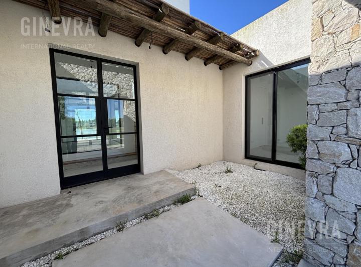 Casa · 223m² · 7 Ambientes · 2 Cocheras