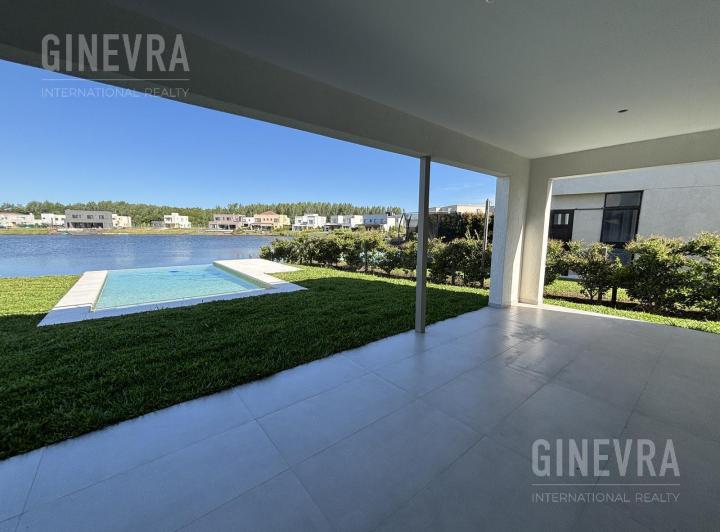 Casa · 216m² · 6 Ambientes · 2 Cocheras